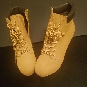 MOSSIMO WHEAT LACE UP WOMEN PLATFORM HEELS {NWOB}